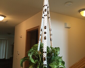 Macetero grande de macramé con cordón de nailon blanco y cuentas de madera