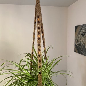 Großer, extralanger Makramee Blumenampel aus natürlicher Jute und Holzperlen