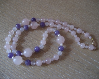 Collar de cuentas de piedra preciosa de amatista, cuarzo rosa, perla, cierre de oro de 14 quilates, 22" de largo, hecho a mano