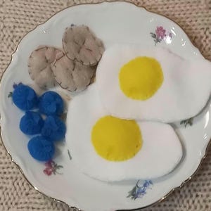 Tovad mat låtsaslek 2 Sunnyside up ägg, blåbär och bananer. Frukost