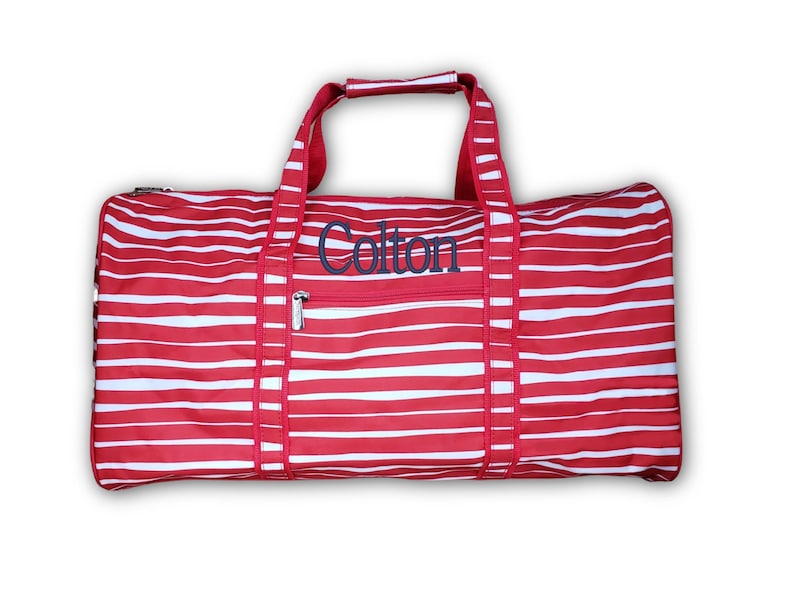 Pu&ograve; includere: Borsa da viaggio a righe rosse e bianche con tasca con cerniera e manici. Il nome "Colton" &egrave; ricamato in blu sul davanti. Ideale per viaggi o per trasportare oggetti.