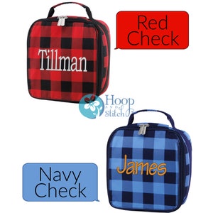Op de afbeelding: Twee gepersonaliseerde lunchtassen met ruitjespatronen. De bovenste tas is rood en zwart met de naam "Tillman" geborduurd erop. De onderste tas is blauw en zwart met de naam "James" geborduurd erop. De tassen zijn gelabeld met "Red Check" en "Navy Check".