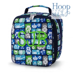 Op de afbeelding: Een blauwe lunchtas met een robotpatroon en de letters "SJB" geborduurd in groen. De tas heeft een ritssluiting en een bovenste handvat.