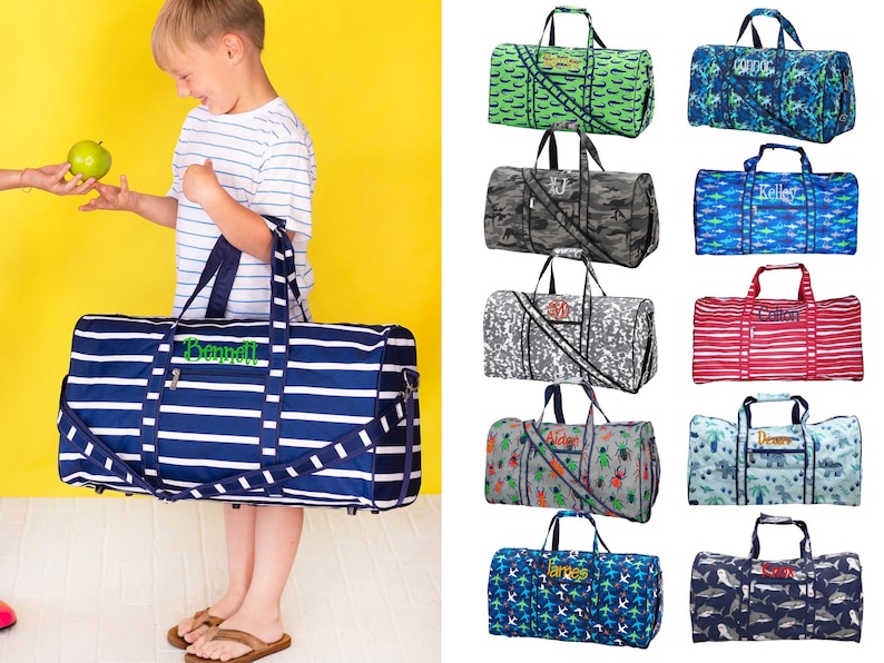 Pu&ograve; includere: Una collezione di borsoni personalizzati in vari modelli e colori. Le borse presentano disegni come strisce, mimetico e insetti. Ogni borsa ha una maniglia superiore e una tracolla. Le borse sono mostrate con un bambino.