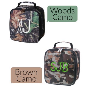Op de afbeelding: Twee ge&iuml;soleerde lunchtassen met camouflagepatronen. De bovenste tas is groen en bruin met de initialen "MJ" in wit. De onderste tas is bruin en zwart met de initialen "SJB" in groen. De bovenste tas is gelabeld met "Woods Camo" en de onderste tas met "Brown Camo".