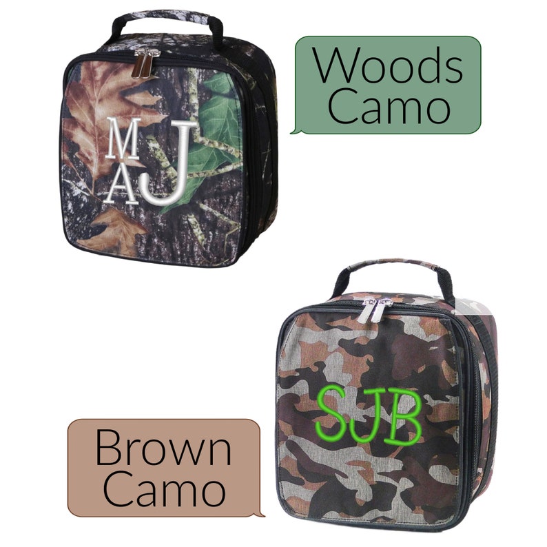 Op de afbeelding: Twee ge&iuml;soleerde lunchtassen met camouflagepatronen. De bovenste tas is groen en bruin met de initialen "MJ" in wit. De onderste tas is bruin en zwart met de initialen "SJB" in groen. De bovenste tas is gelabeld met "Woods Camo" en de onderste tas met "Brown Camo".