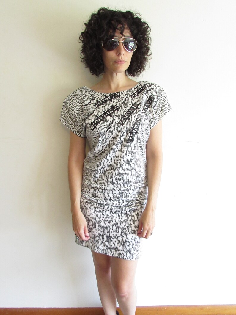 Vintage 1980s Abstract Dress Black and White Body Con Jersey Knit Shoulder Pads Sheath Dress M