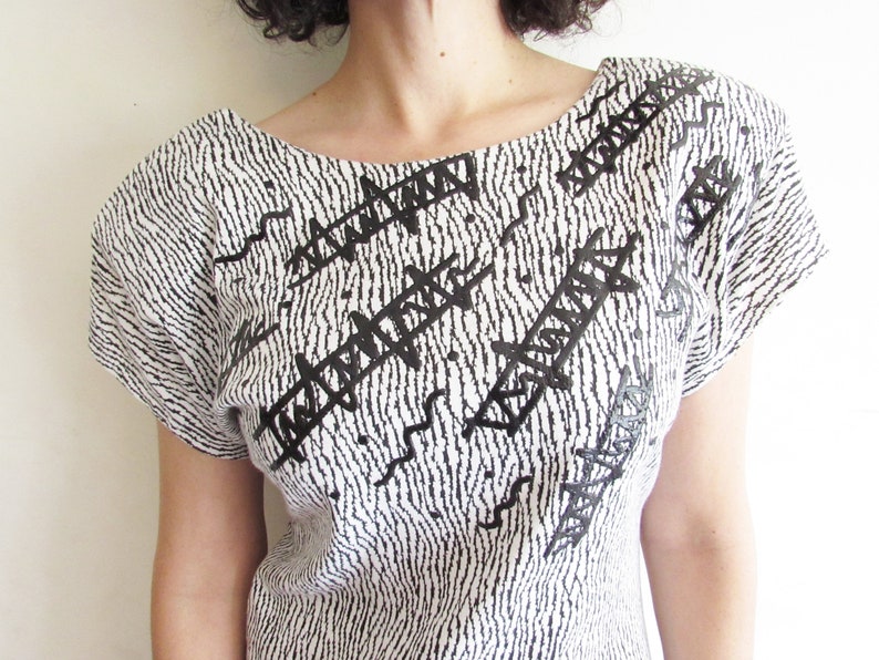 Vintage 1980s Abstract Dress Black and White Body Con Jersey Knit Shoulder Pads Sheath Dress M