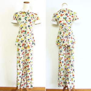 Vintage 1970s JC Penney Novelty Flower Print 2pc Empire Waist Blouse with Oversized Collar and High Rise Elastic Waist Bell Bottom Pants XS