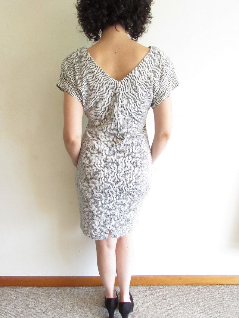 Vintage 1980s Abstract Dress Black and White Body Con Jersey Knit Shoulder Pads Sheath Dress M