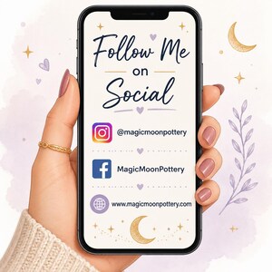 K&ouml;nnte beinhalten: Ein Smartphone-Bildschirm zeigt den Text Follow Me on Social mit dem Instagram-Handle @magicmoonpottery, der Facebook-Seite MagicMoonPottery und der Website www.magicmoonpottery.com, verziert mit goldenen Mondsicheln und Sternen.