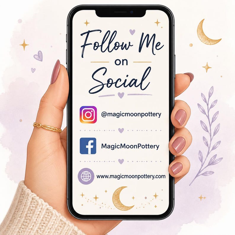 K&ouml;nnte beinhalten: Ein Smartphone-Bildschirm zeigt den Text Follow Me on Social mit dem Instagram-Handle @magicmoonpottery, der Facebook-Seite MagicMoonPottery und der Website www.magicmoonpottery.com, verziert mit goldenen Mondsicheln und Sternen.