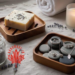 Juego de jabonera y porta anillos de cedro, hecho en Canadá. Madera cultivada en NB, de origen local, con acabado en aceite de tung canadiense. Decoración rural sostenible.