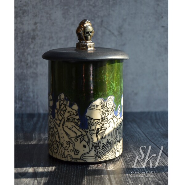 Bote gótico de Halloween con tapa y decoración de calaveras.