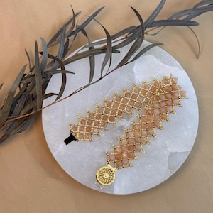Peach Moonstone Beaded Bracelet with Gold Box Clasp – Handmade Net Weave Statement Jewelry – Elegant Peach Beadwork Gift for Her