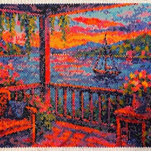 Puede incluir: Una colorida obra de arte con cuentas que representa una puesta de sol sobre una masa de agua con un velero. La escena se ve desde un porche con una silla, una mesa y flores. La paleta de colores incluye tonos de naranja, rojo, azul y verde.