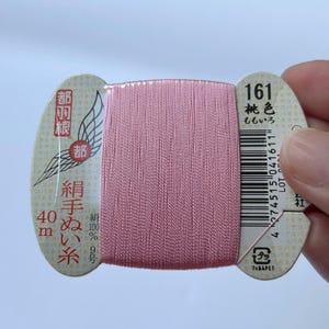 Japanse zijden naaigaren voor handnaaien / 40 meter: kleurnummer 161 / perzikbloesem