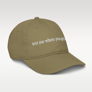Envíame un mensaje de texto cuando llegues a casa: gorro neutro con letras blancas inspirado en los años 90