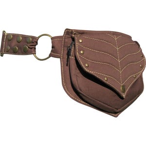 Op de afbeelding: Een bruine stoffen heuptas met een blad-vormige flap en een zak met ritssluiting. De tas heeft messingkleurige klinknagels en een decoratief gestikt ontwerp. Het heeft een bruine riem met messingkleurige klinknagels en een grote messingkleurige ring.