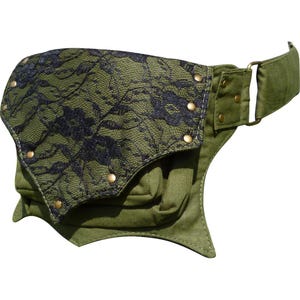 Può includere: Marsupio verde oliva con un rivestimento in pizzo floreale nero sulla patta. Il marsupio ha più tasche, rivetti color ottone e una cintura regolabile abbinata. Un accessorio elegante e funzionale.