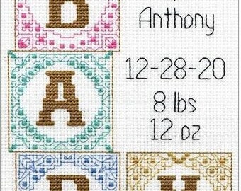 Può includere: Uno schema a punto croce della parola "BABY" in blocchi colorati con un nome, una data, un peso e once sotto. Il nome è Stephen Anthony, la data è 12-28-20, il peso è di 8 libbre e le once sono 12 oz.