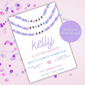 Peut inclure: Une invitation imprimable pour une fête de mariage avec une guirlande de perles rose et bleue qui épelle "IN HER BRIDAL ERA". L'invitation est pour la fête de mariage de Kelly et comprend la date, l'heure et le lieu de l'événement. Elle comprend également les informations RSVP et les informations sur le registre.