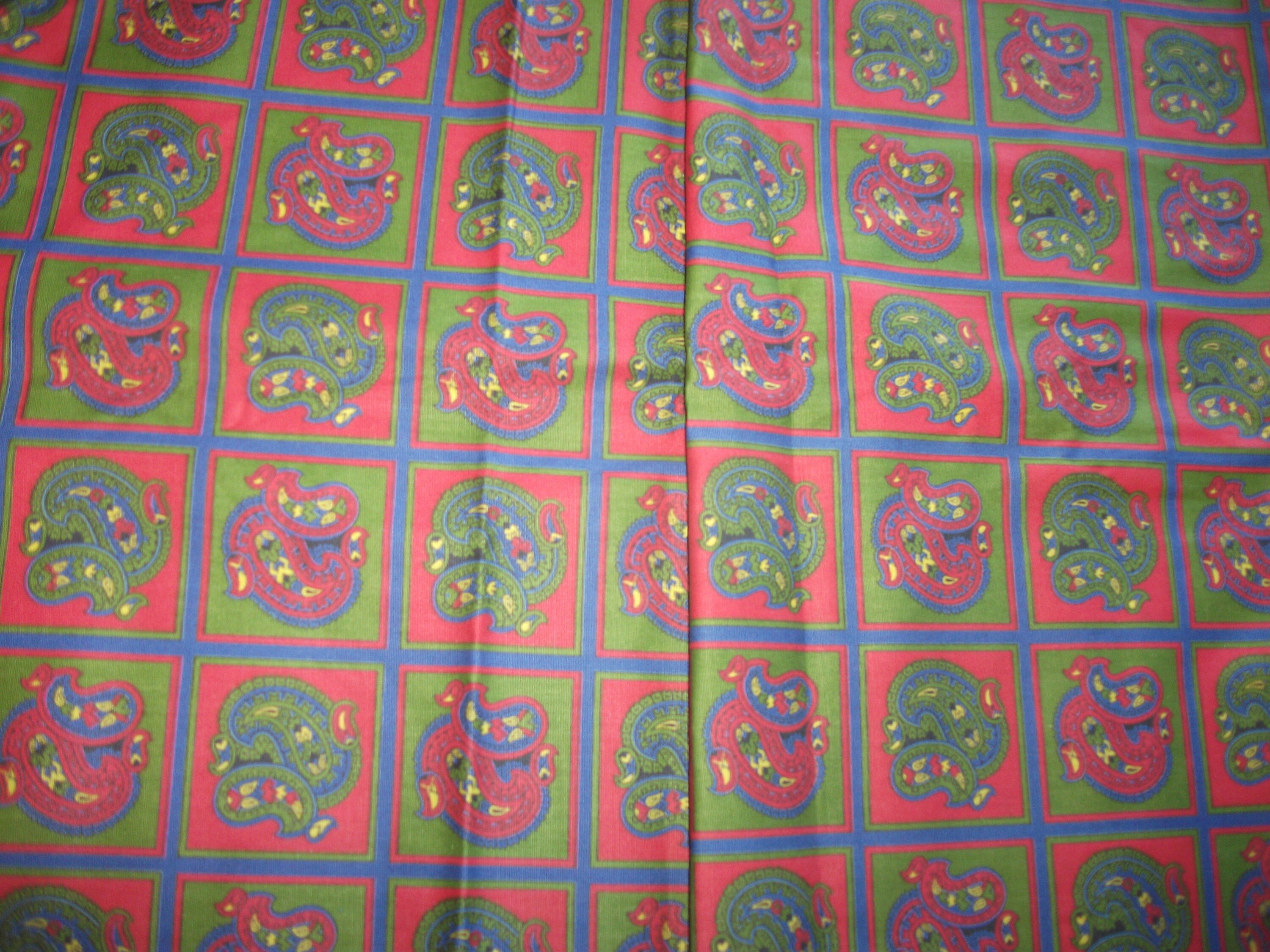 VINTAGE 36 Inch COTTON Quilting /& Sewing Fabric Beautiful Print BTHY