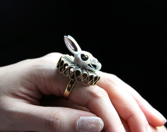 Anillo ajustable de latón con calavera de conejo pintada a mano y gorguera dorada. Accesorios para mujer.