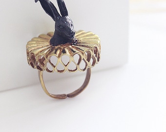 Señor Conejo en Negro Acabado con Collar Dorado / Linda Joyería de Estilo Antiguo / Anillo Ajustable