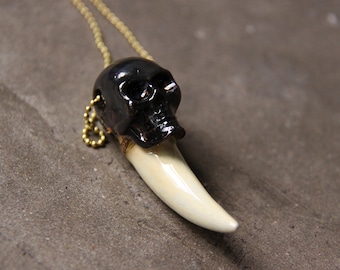Collar de calavera con colmillo de tigre pintado a mano