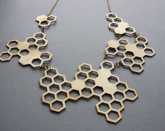 Collar con ilustración geométrica de panal