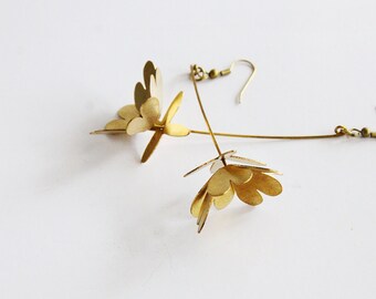 Flores y hojas doradas - Pendientes artesanales
