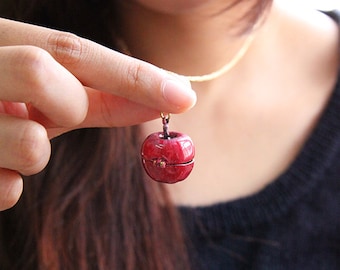 Charm de manzana roja con esmalte de color pintado a mano / Joya bonita y encantadora / Colgante de metal de latón