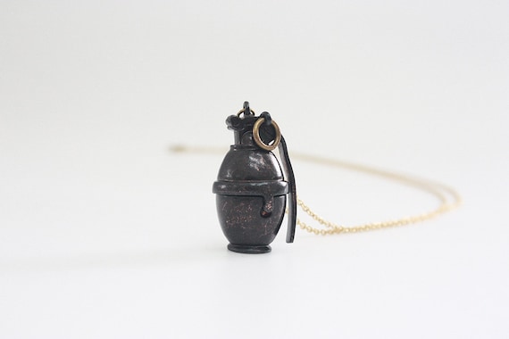 Collana in pelle con ciondolo in acciaio inox con mano delle granate in un sacchetto di velluto nero