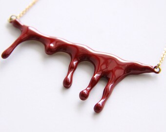 Collar de sangre sangrante - Colgante de esmalte rojo con cadena de latón