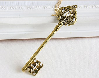 Colgante de llave de estilo antiguo / Material de latón en tono dorado / Joyería de aspecto vintage Accesorios para mujer