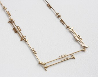 ¿Cuánto mide...? Collar de medición vectorial - Latón geométrico matemático / Baño de oro