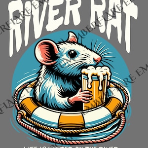 Puede incluir: Una rata de dibujos animados con un salvavidas flota en agua azul, sosteniendo un vaso de cerveza. El texto "River Rat" está por encima de la rata y "Life is better on the river - Where the water flows, we go" está debajo de la rata.