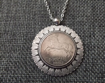 Antique Silver Tone 25mm Bezel Coin Pendant Jewelry Necklace Chain Dove Pigeon Bird Flower Norway 1 Krone 1997 Norge Hole