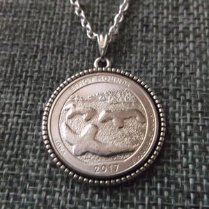 Effigy Mounds Iowa  Quarter Coin Necklace United States Effigy Mounds Iowa State Quarter Pendant in Pendant Tray