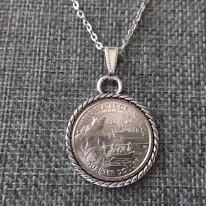 2021 United States Quarter Coin Necklace - Crossing the Delaware US Quarter Pendant in Pendant Tray