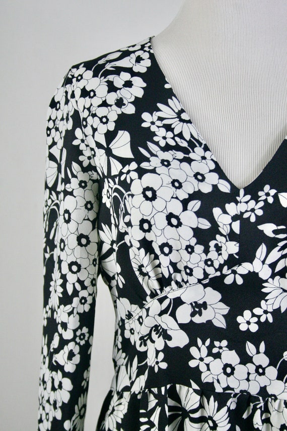 Vintage 1970s Dress Black White Floral Maxi Dress - image 5