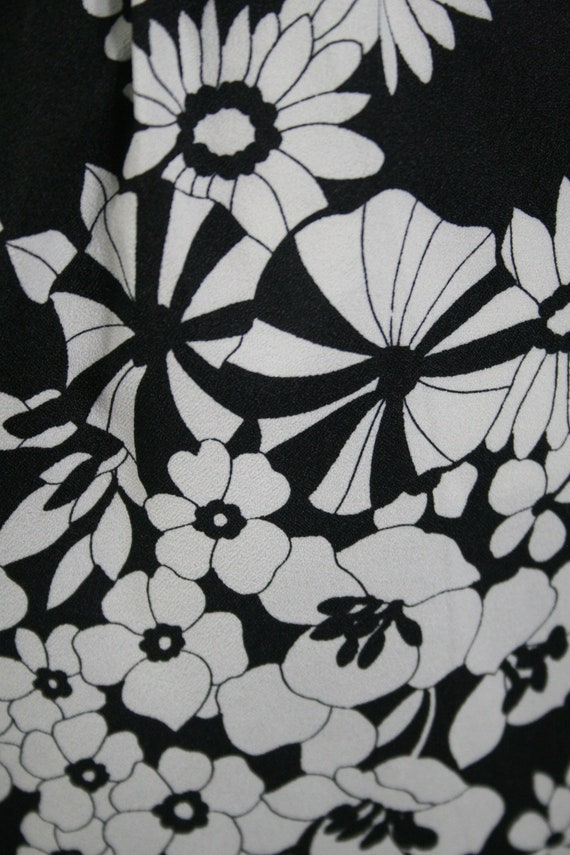 Vintage 1970s Dress Black White Floral Maxi Dress - image 9