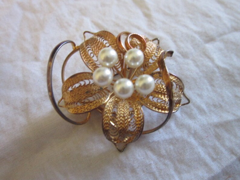Vintage Amazing Filigree /& Faux Pearl Large Brooch Lovely
