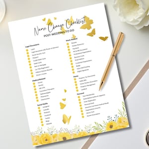 Puede incluir: Una lista de verificación imprimible con un borde floral y mariposas doradas. La lista de verificación se titula "Name Change Checklist - Post-Wedding To Do" e incluye categorías para documentos legales, médicos, trabajo, hogar y redes sociales.