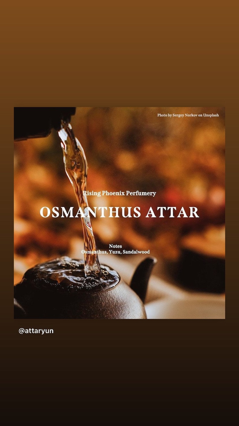 Może przedstawiać: Zbliżenie na ciemnobrązowy czajnik, do kt&oacute;rego wlewa się ciecz. Tekst "Rising Phoenix Perfumery Osmanthus Attar" jest wyświetlany nad czajnikiem. Tekst "Notes Osmanthus, Yuzu, Sandalwood" jest wyświetlany pod czajnikiem. Tekst "@attaryun" jest wyświetlany pod obrazem.