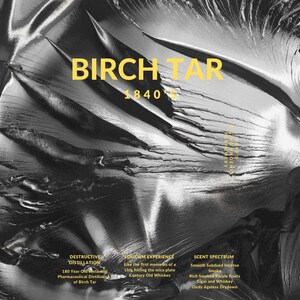Può includere: Un'immagine in bianco e nero di una superficie metallica stropicciata con il testo "BIRCH TAR 1840'S" in giallo. Il testo "DESTRUCTIVE DISTILLATION 180 Year Old Historical... Pharmaceutical Distillation of Birch Tar" è in giallo in basso a sinistra. Il testo "SUBITISM EXPERIENCE Like the first moments of a chip hitting the mica plate Century Old Whiskey" è in giallo in basso al centro. Il testo "SCENT SPECTRUM Smooth Subdued Incense Smoke Rich Smoked Purple Fruits Cigar and Whiskey Oudy Ageless Drydown" è in giallo in basso a destra.