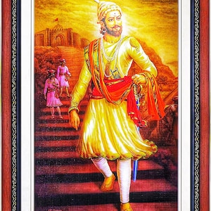 Może przedstawiać: Ramowany obraz przedstawiający postać historyczną w żółto-czerwonym stroju, stojącą na schodach. Postać trzyma miecz i ma koronę na głowie. Tło to żółto-pomarańczowy zachód słońca z fortem w oddali.