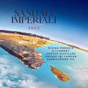 Puede incluir: Una imagen azul y blanca de la isla de Sri Lanka con el texto "SANDALI IMPERIALI 2022 RISING PHOENIX A FLOWERY COPPER-DISTILLED UNIQUE SRI LANKAN SANDALWOOD OIL" superpuesto en la imagen.