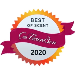 May include: A white and orange award seal with a red ribbon. The seal says "Best of Scent" and "Ca Fleure Bon 2020".